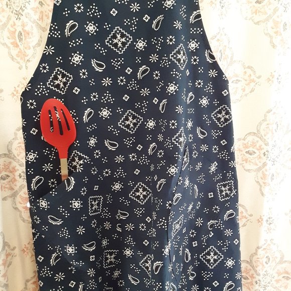Blue Bandana print Cross Back Apron - Picture 3 of 4